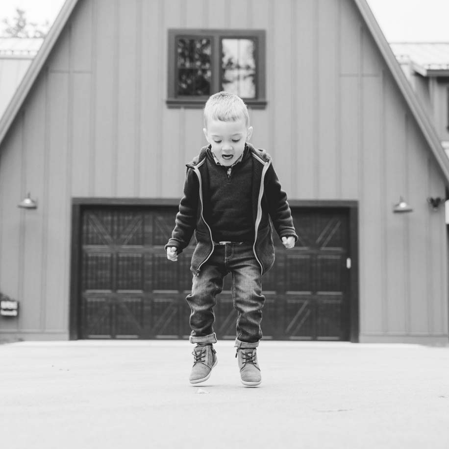 Milwaukee-Child-Photographer-outdoor-family-portraits