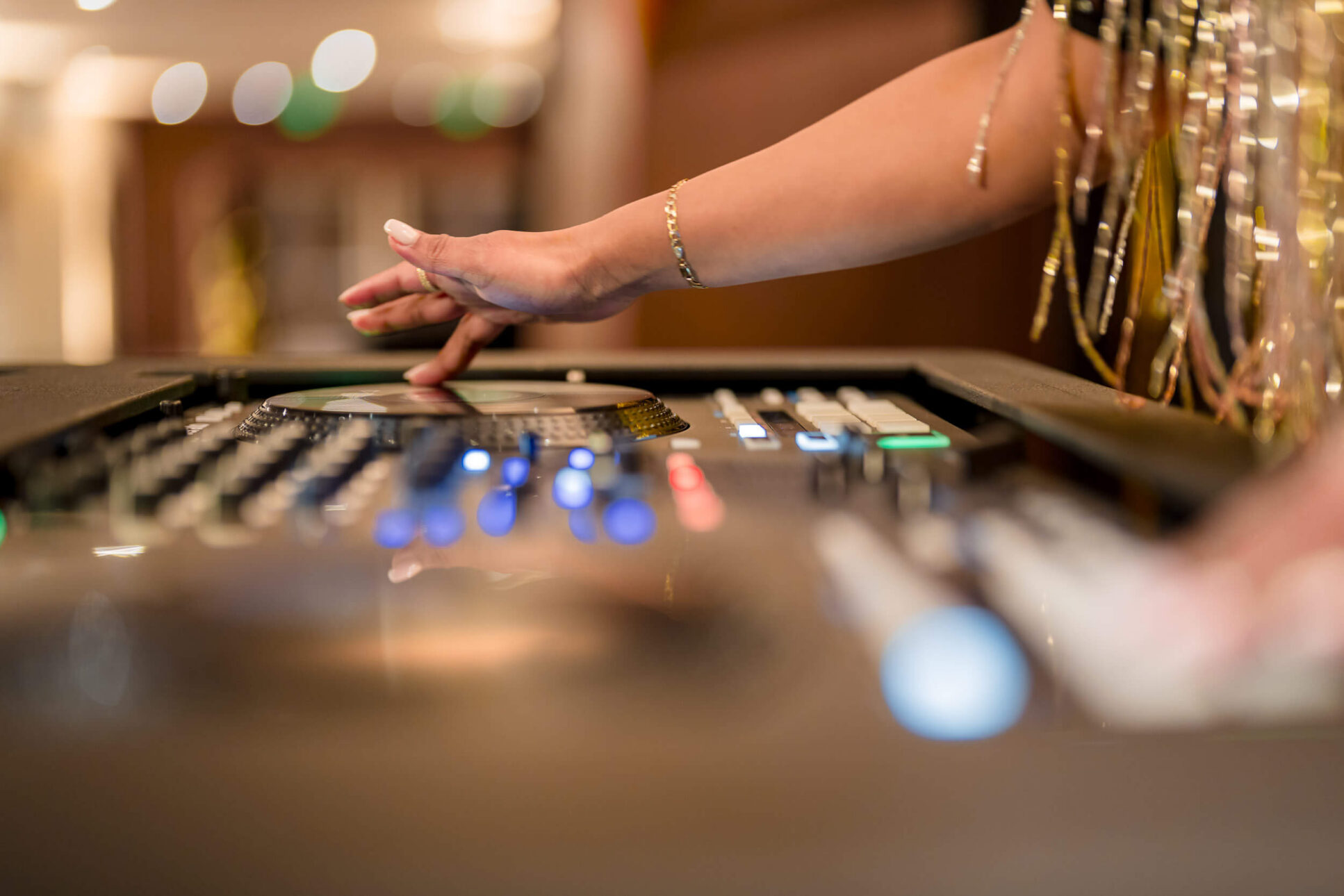 badger-liquor-90th-anniversary-milwaukee-event-photography-front-room-studios-dj