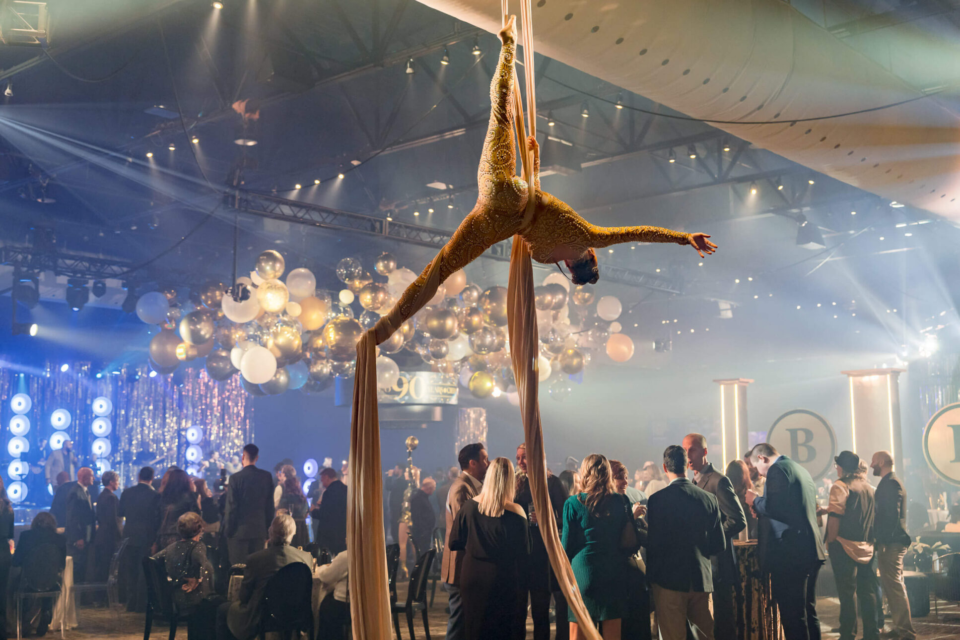 badger-liquor-90th-anniversary-milwaukee-event-photography-front-room-studios-performer